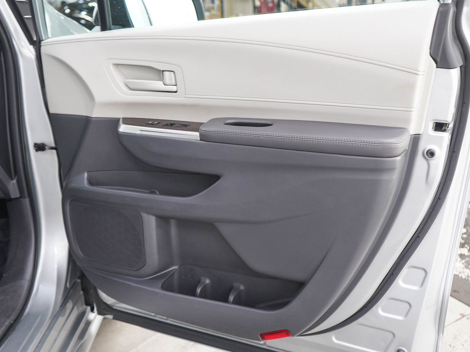 Used 2024 Toyota Sienna LE FWD image 9