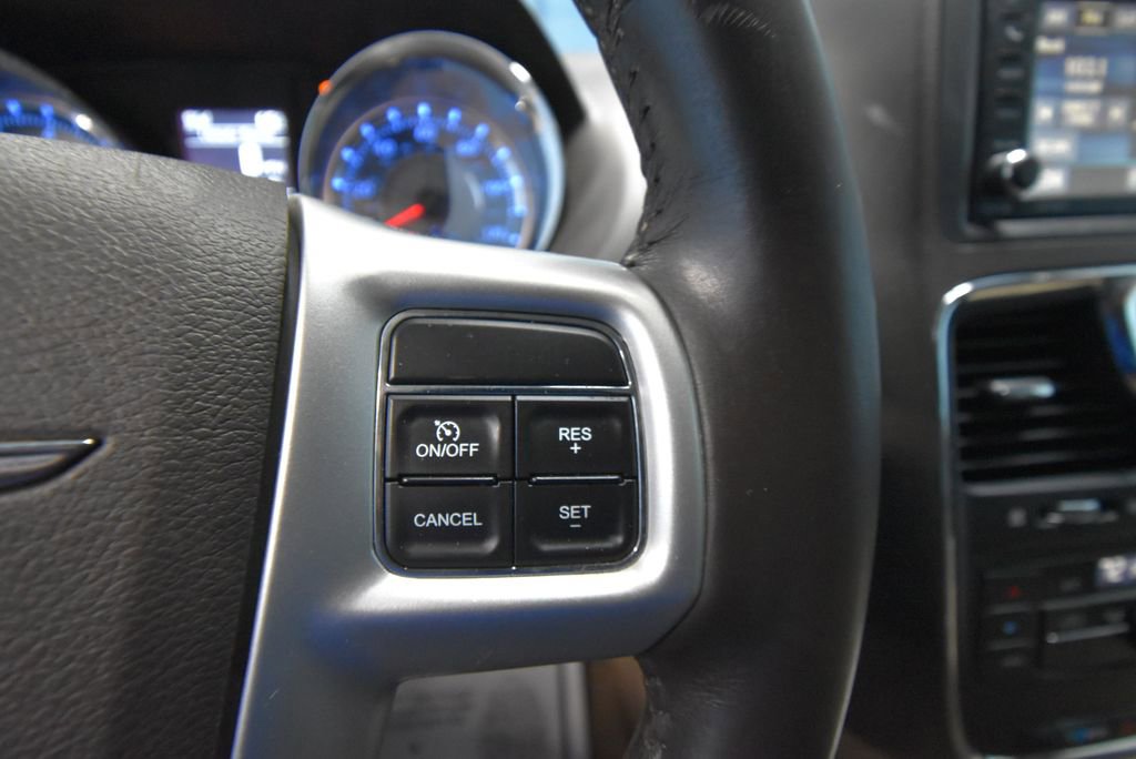 Used 2016 Chrysler Town & Country Touring FWD image 12