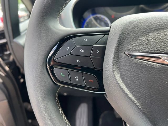Used 2025 Chrysler Pacifica Limited FWD image 14