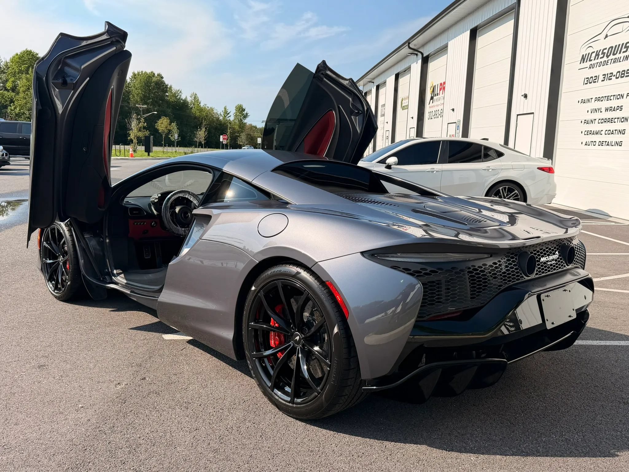 Used 2023 McLaren Artura RWD image 3