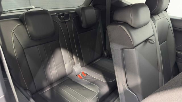 Used 2024 Volkswagen Tiguan SE R-Line image 16