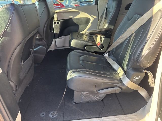 Used 2018 Chrysler Pacifica Touring-L image 14