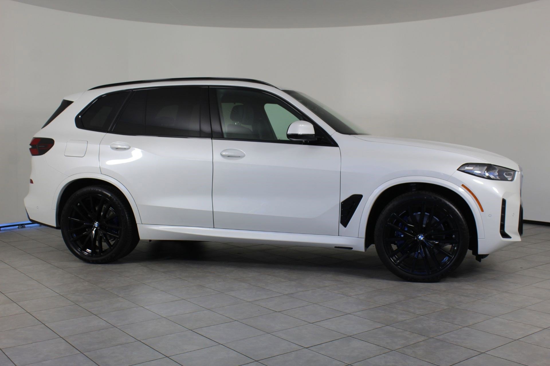 New 2026 BMW X5 xDrive40i w/ M Sport Package AWD/4WD image 8