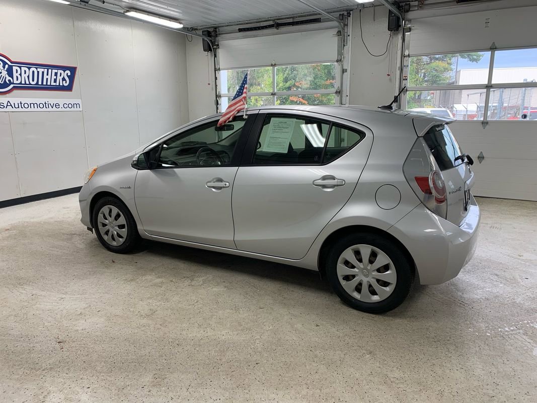 Used 2014 Toyota Prius C Three image 3