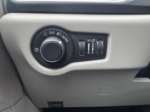Used 2020 Chrysler Voyager Lxi FWD image 30