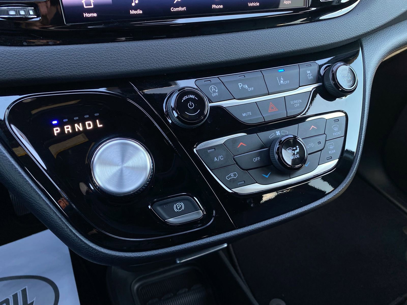 Used 2025 Chrysler Pacifica Select image 16