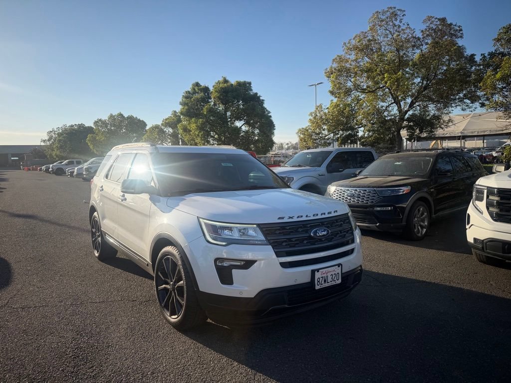 Used 2018 Ford Explorer XLT w/ Equipment Group 202A FWD image 3
