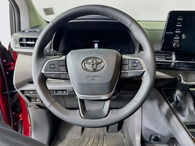 Used 2022 Toyota Sienna XLE image 12