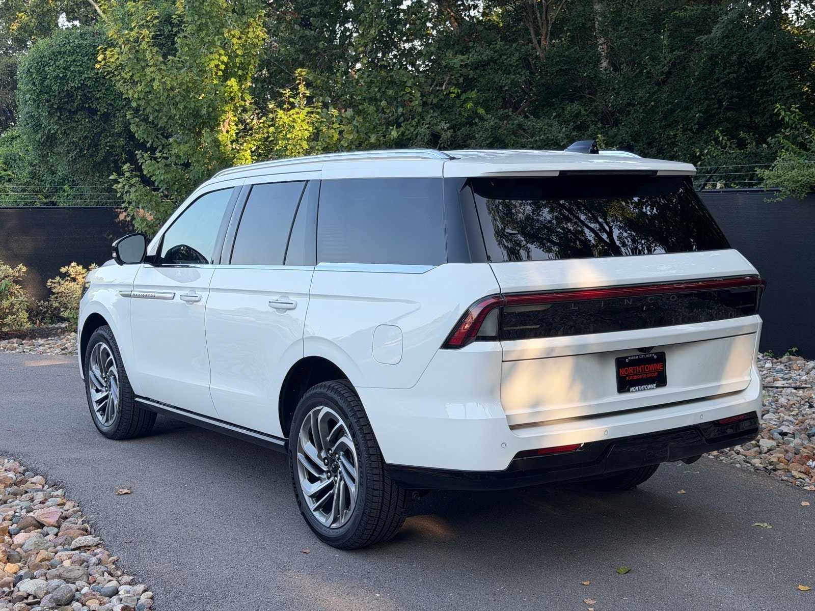 New 2027 Lincoln Navigator Reserve AWD/4WD image 3