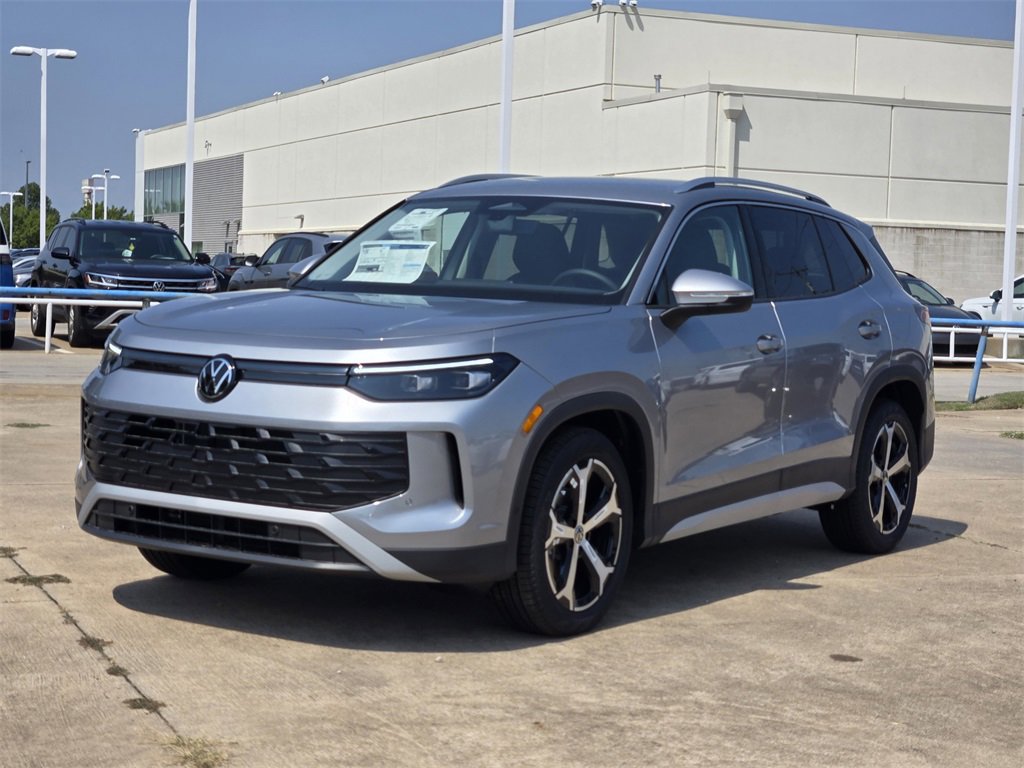 New 2025 Volkswagen Tiguan SE image 2