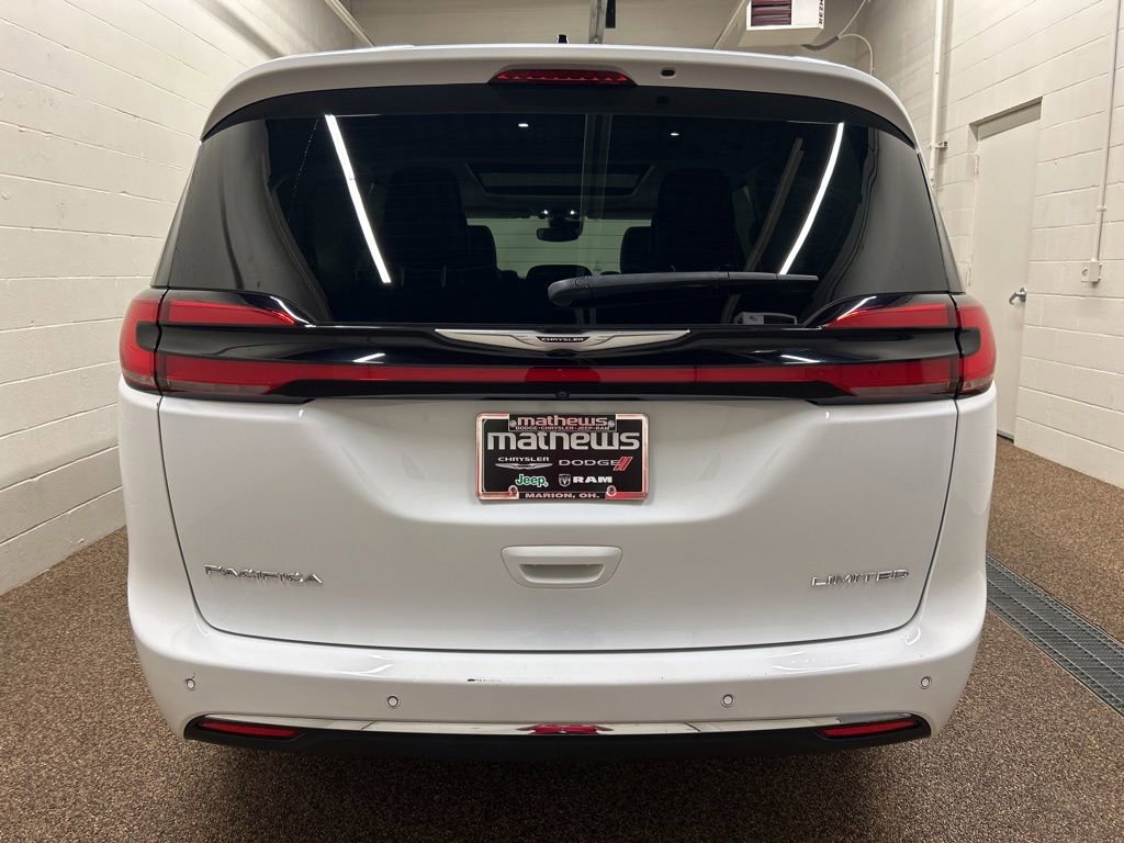 Used 2024 Chrysler Pacifica Limited w/ Uconnect Theater Family Group FWD image 3