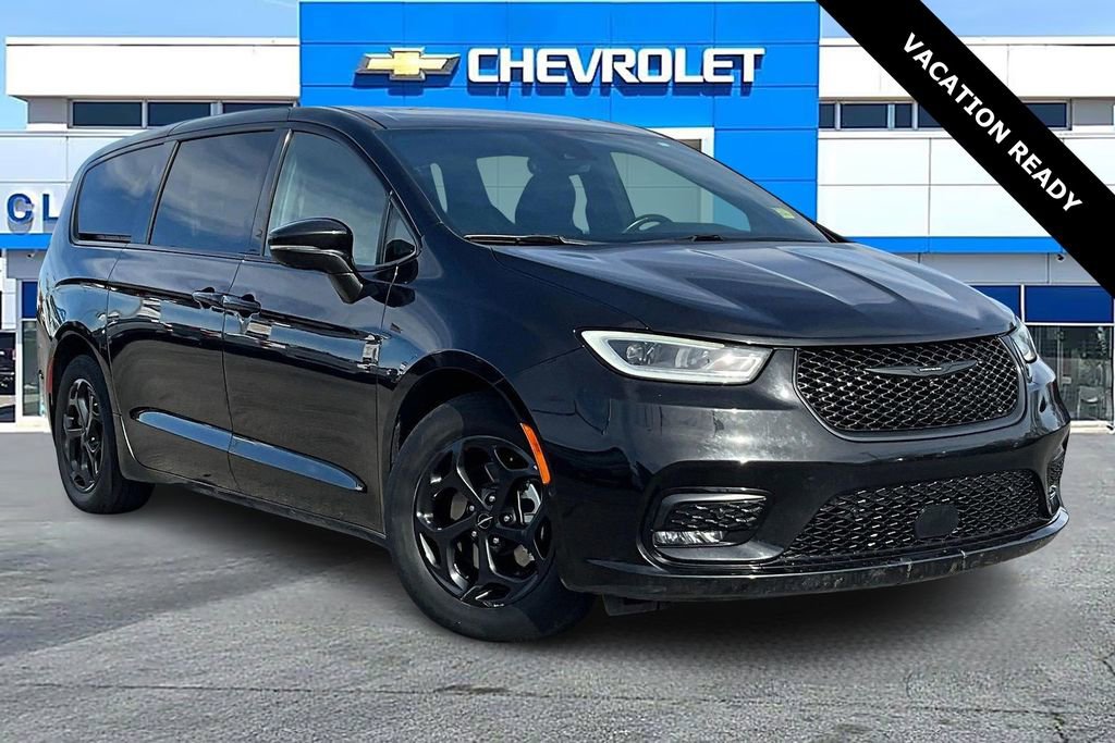 Used 2022 Chrysler Pacifica Limited w/ Uconnect Theater Family Group