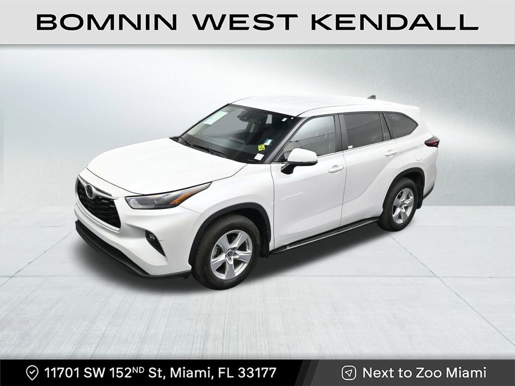 Used 2025 Toyota Highlander LE image 12