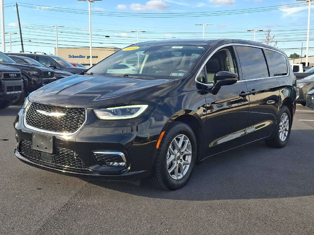 Used 2024 Chrysler Pacifica Touring-L FWD image 3