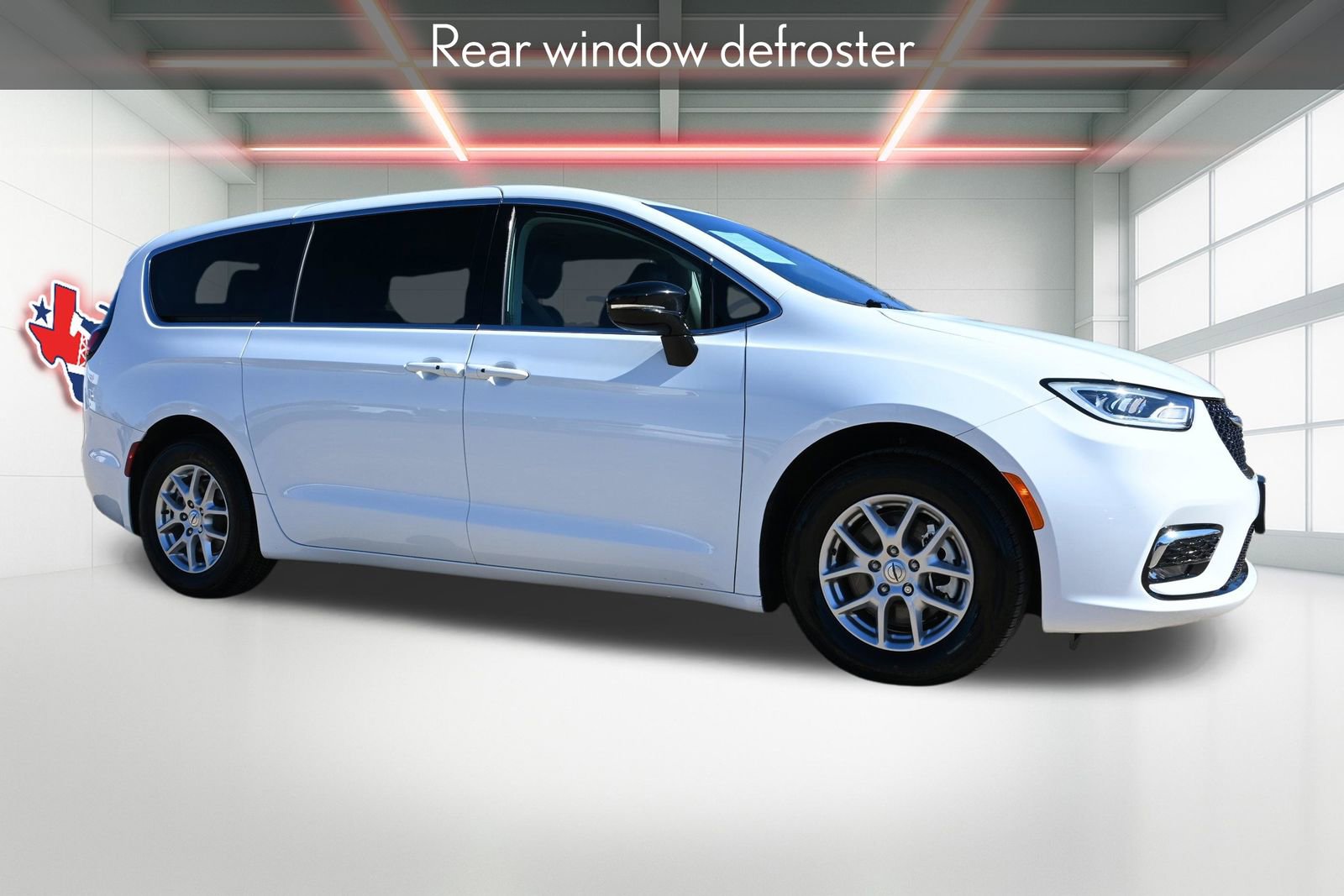 Used 2024 Chrysler Pacifica Touring-L image 6