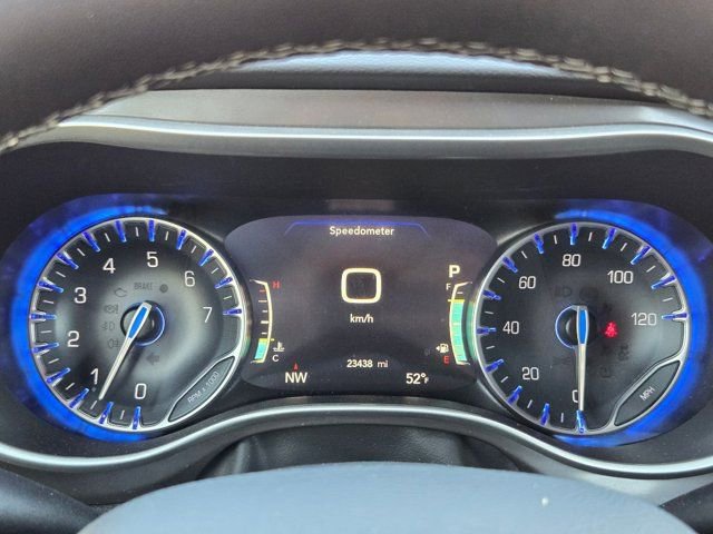 Used 2025 Chrysler Pacifica Select image 16