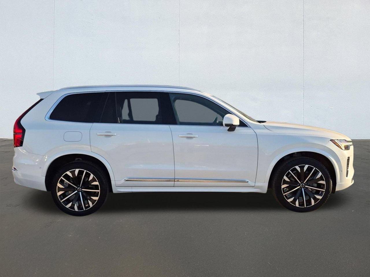 Certified 2026 Volvo XC90 B6 Plus AWD/4WD image 4