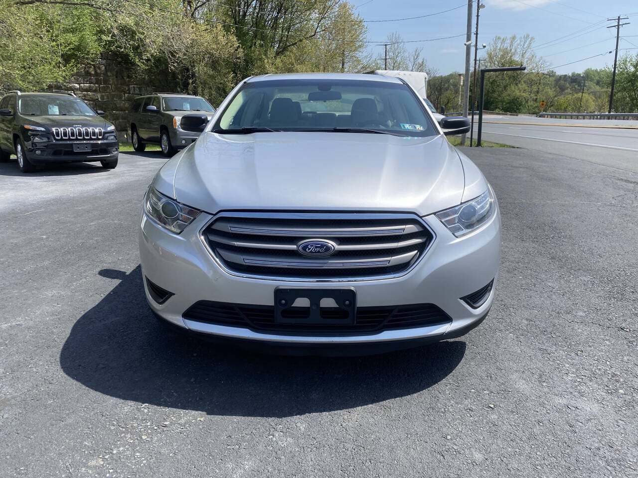 Used 2017 Ford Taurus SE FWD image 7