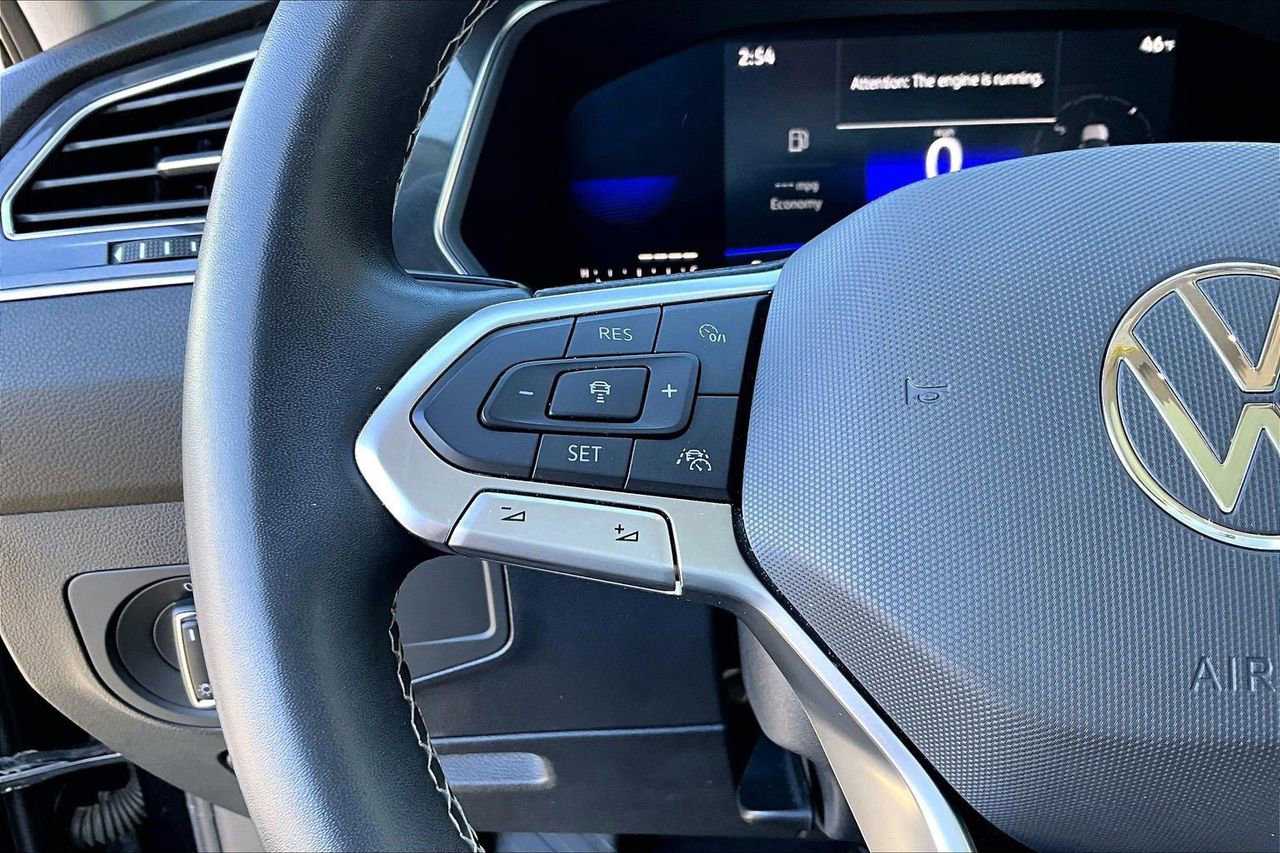 Used 2022 Volkswagen Tiguan SE w/ Panoramic Sunroof Package image 28