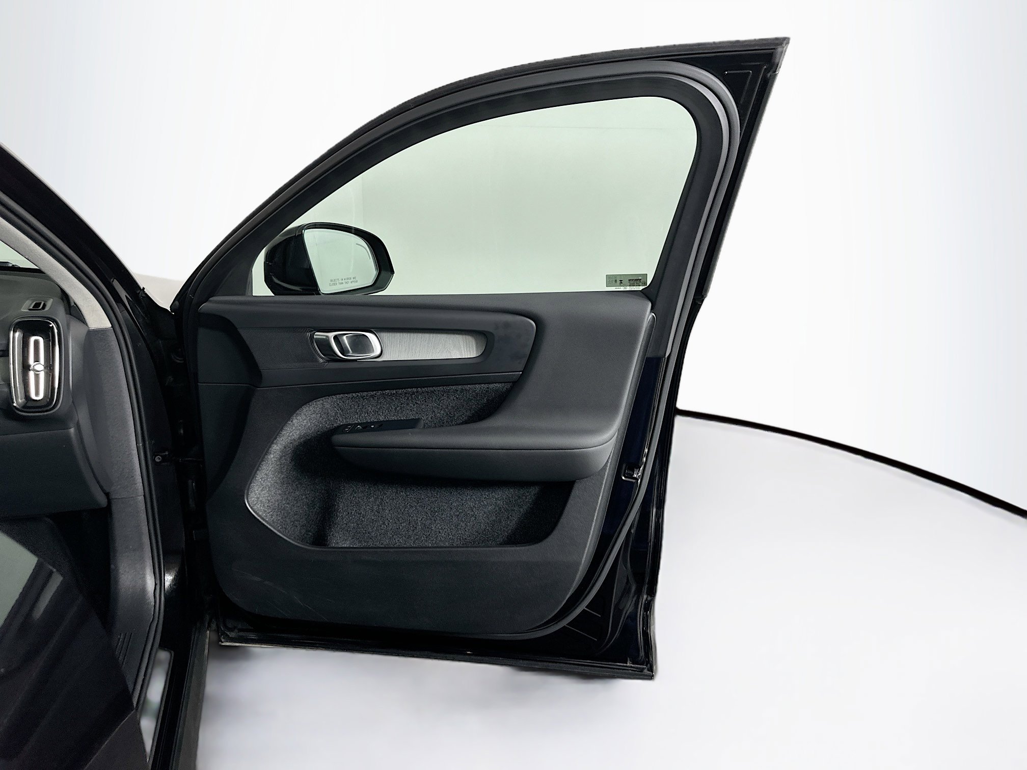 Used 2025 Volvo XC40 B5 Plus image 34