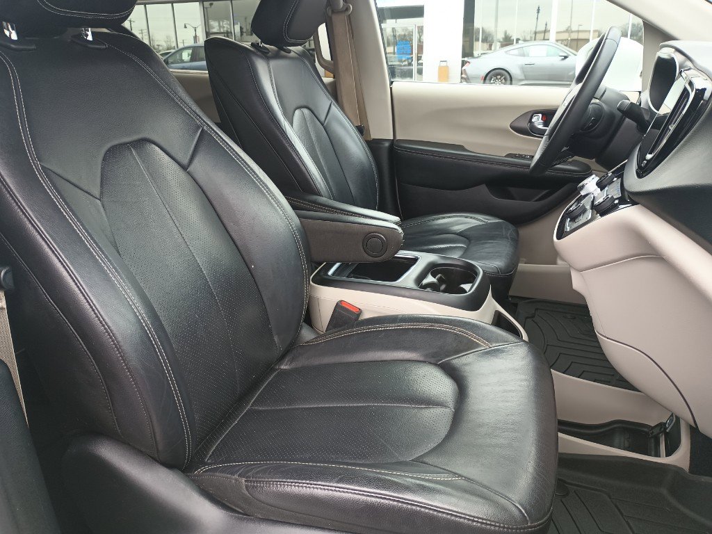 Used 2022 Chrysler Pacifica Touring-L w/ Uconnect Theater Family Group image 34
