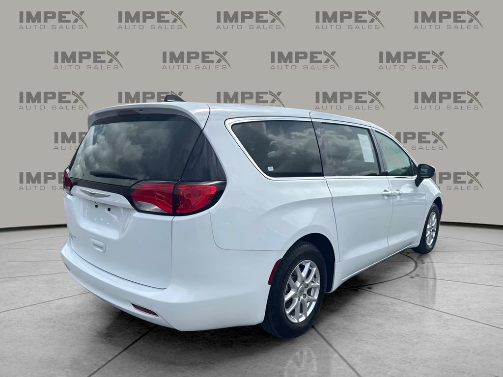 Used 2022 Chrysler Voyager LX FWD image 3