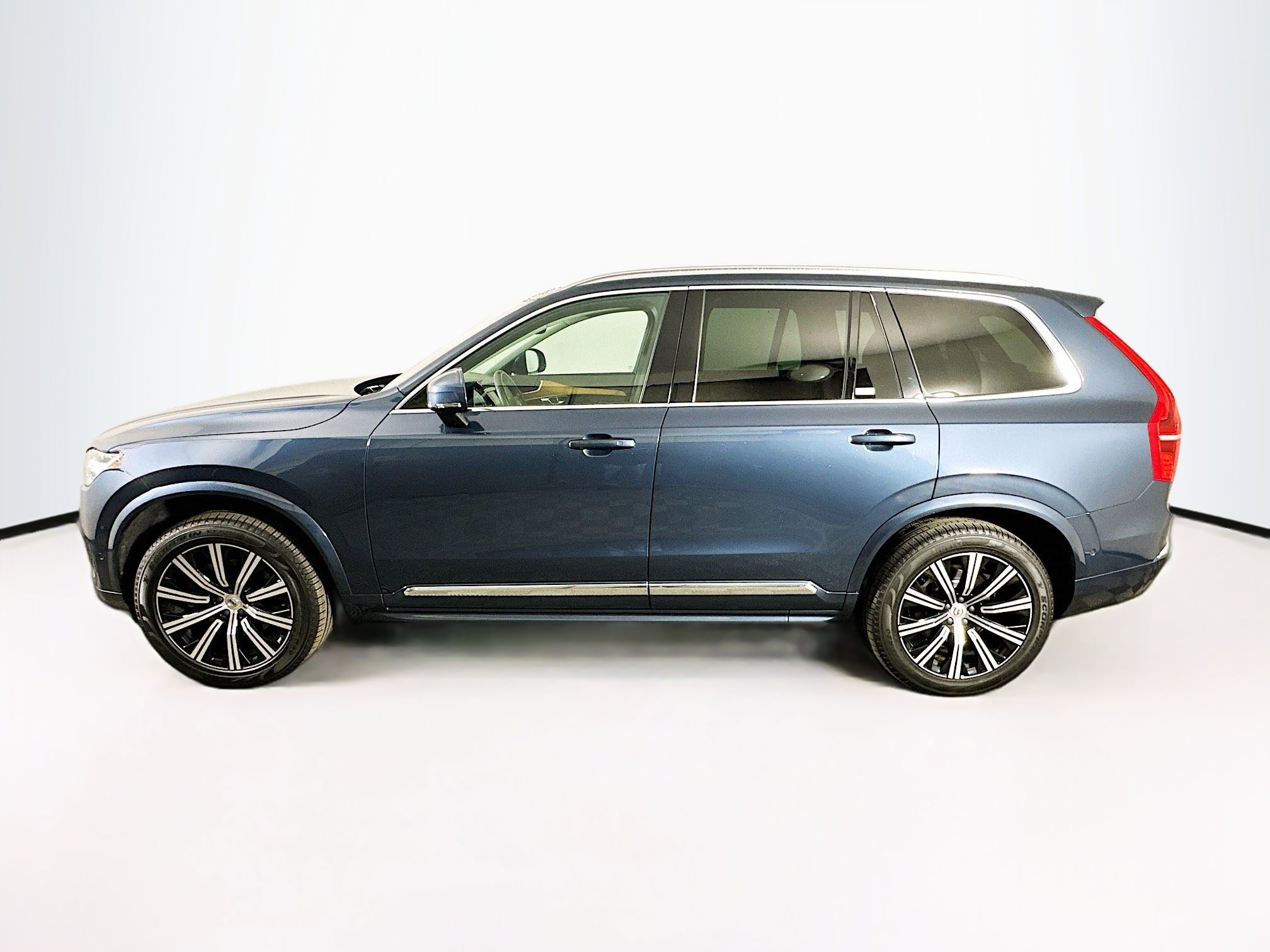 Used 2023 Volvo XC90 B6 Plus image 4