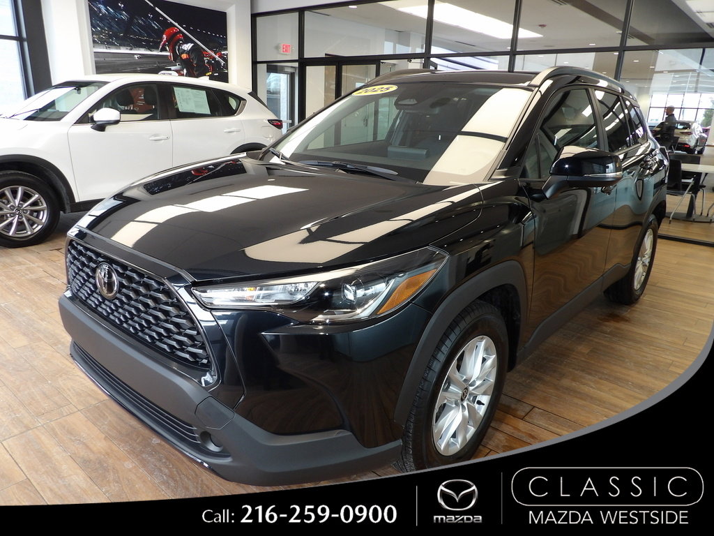 Used 2025 Toyota Corolla Cross LE image 1