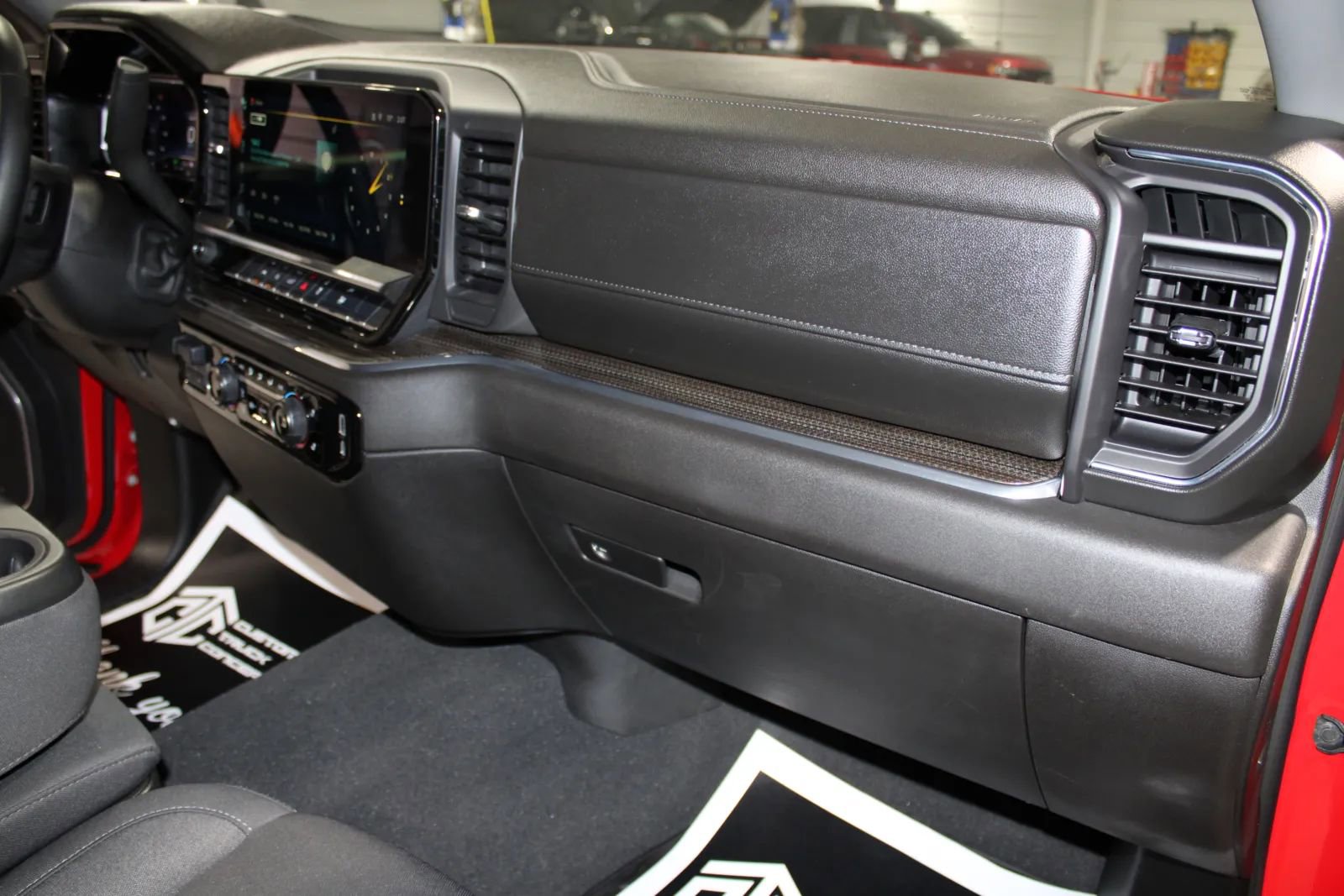Used 2025 Chevrolet Silverado 1500 LT AWD/4WD image 19
