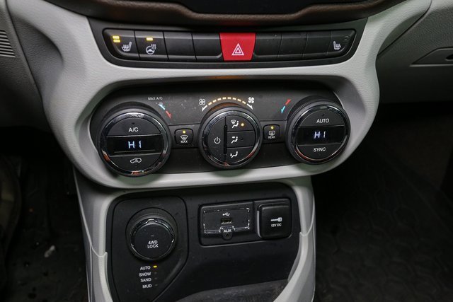 Used 2017 Jeep Renegade Limited image 28