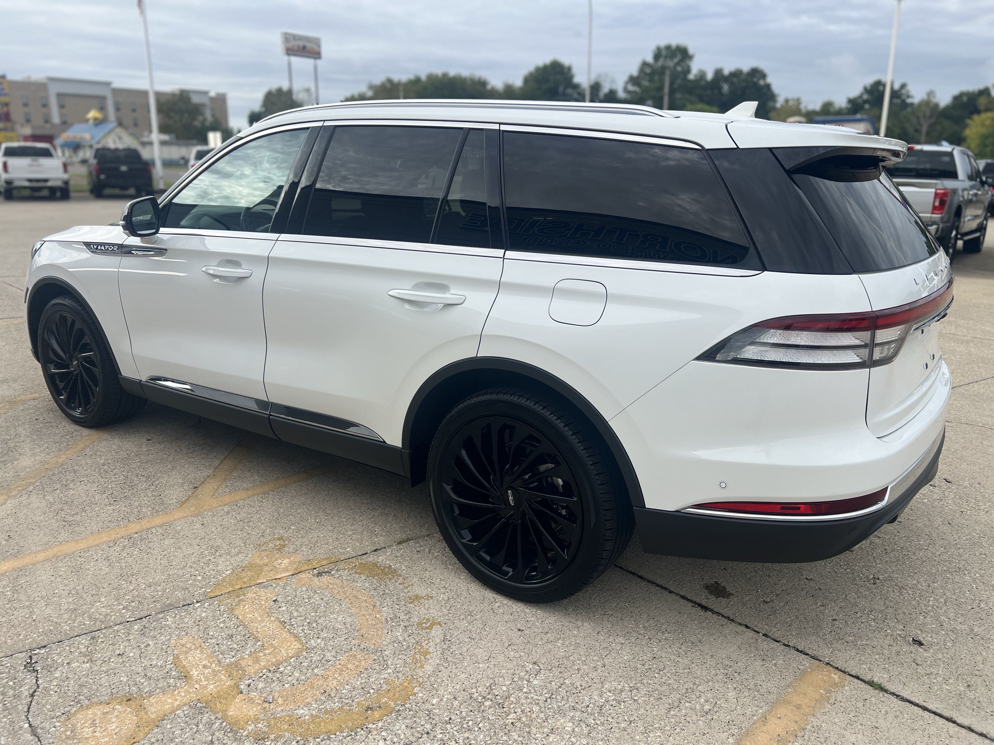 Used 2023 Lincoln Aviator Reserve w/ Equipment Group 201A AWD/4WD image 7