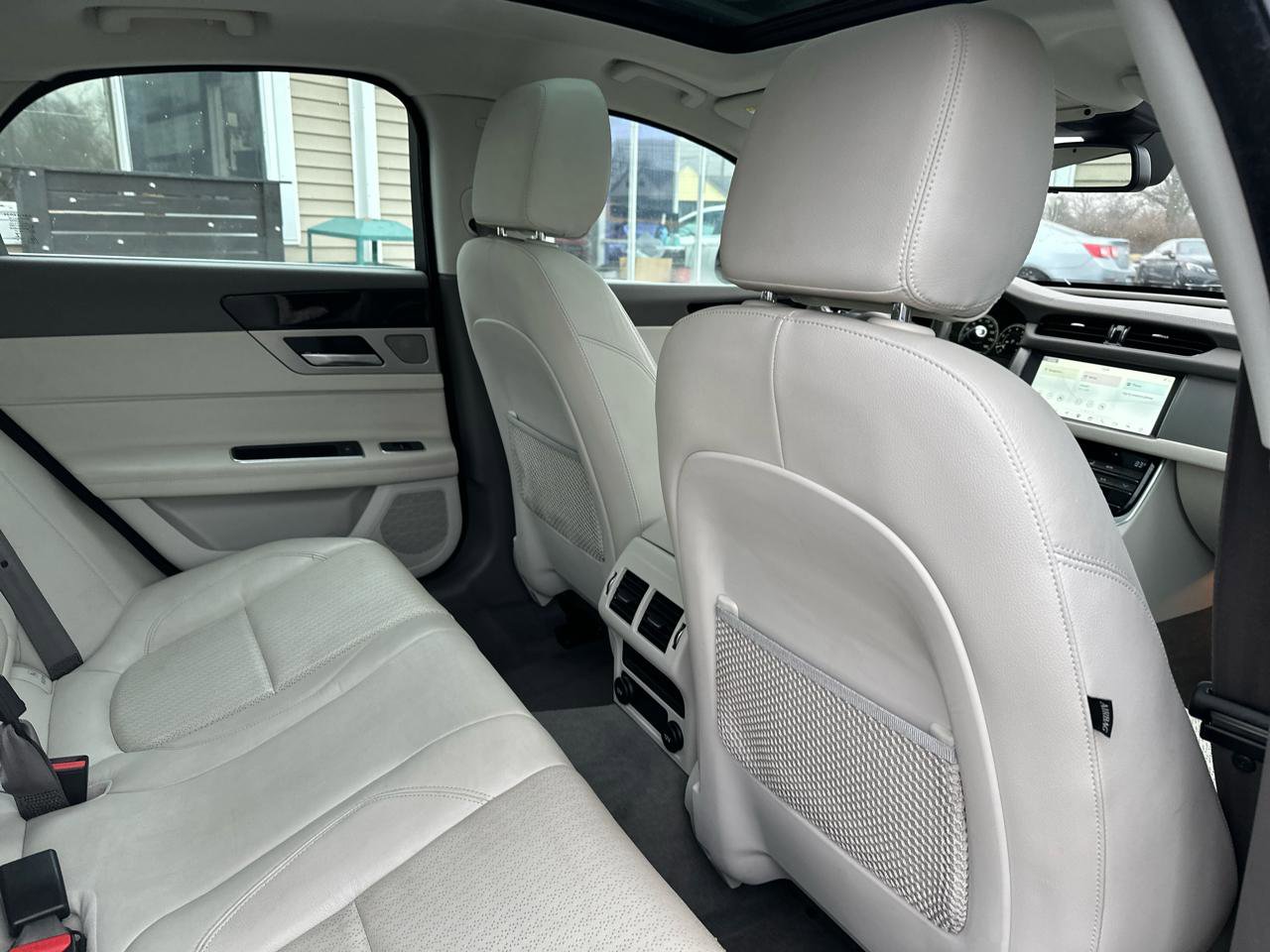 Used 2017 Jaguar XF Prestige image 22
