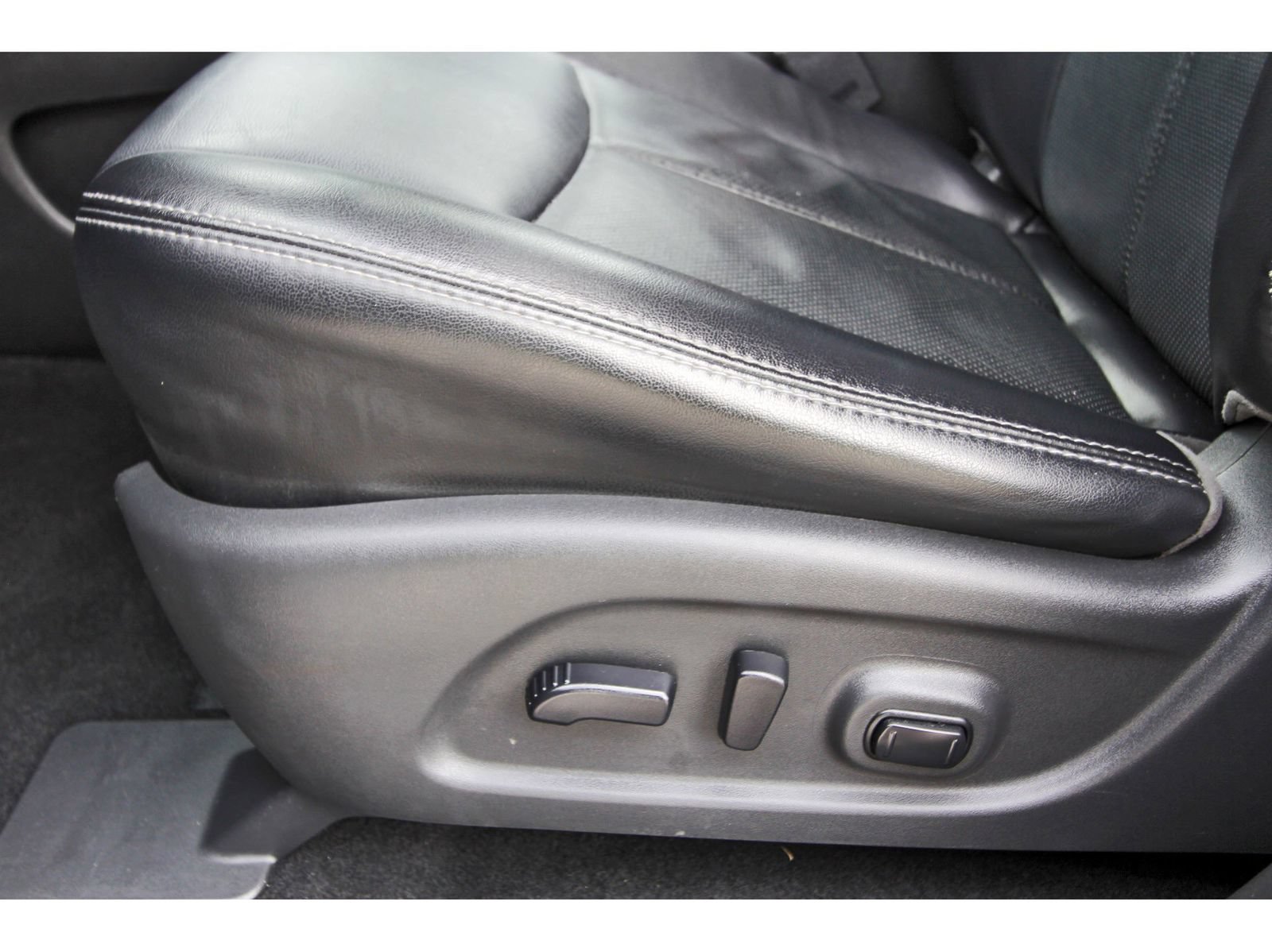 Used 2019 Nissan Pathfinder Platinum FWD image 33