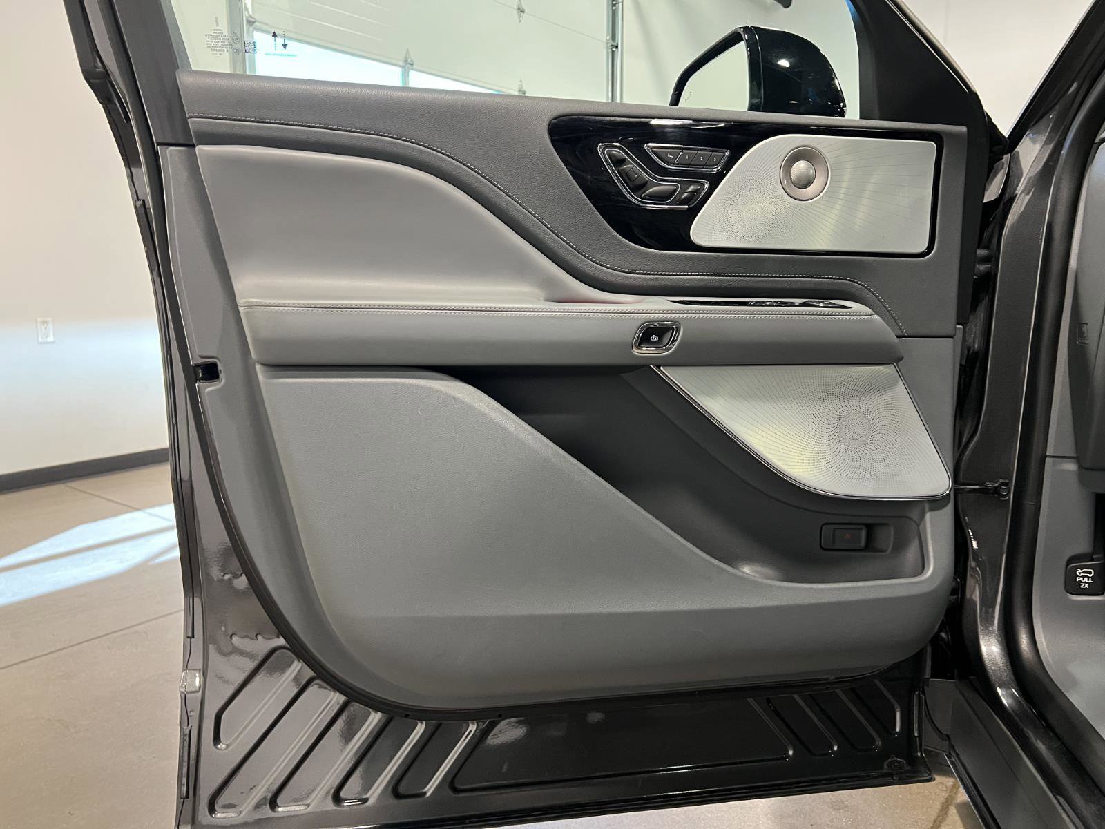 Used 2020 Lincoln Aviator Reserve w/ Equipment Group 202A image 29