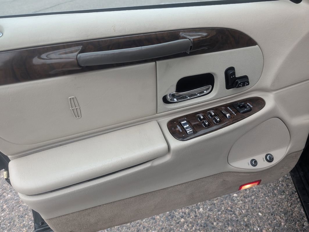 Used 1999 Lincoln Town Car Executive image 27