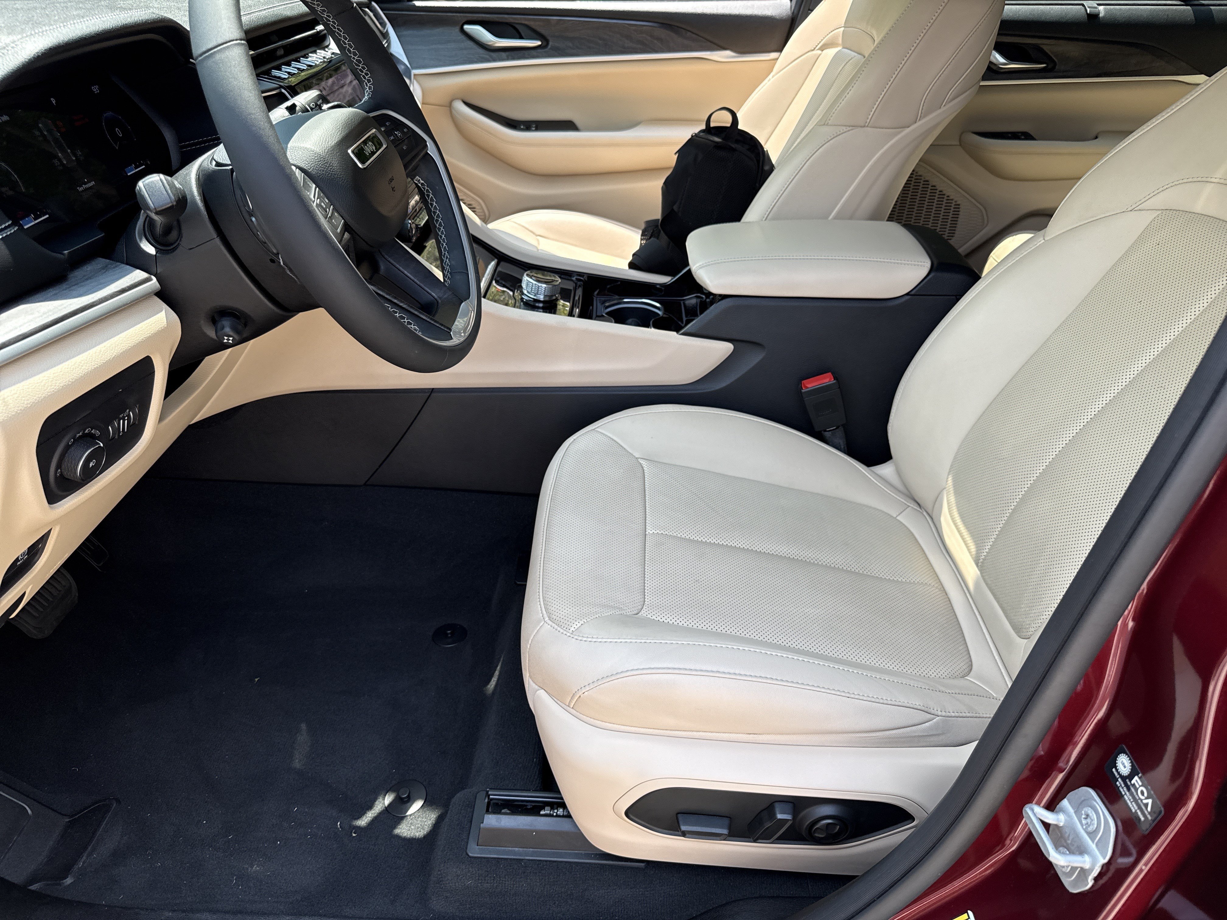 Used 2023 Jeep Grand Cherokee Limited w/ Luxury Tech Group II RWD image 9