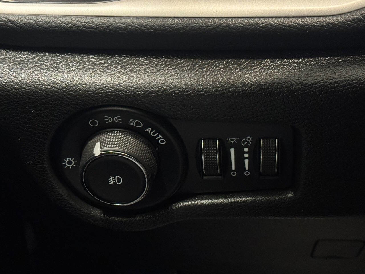 Used 2023 Chrysler Pacifica Touring image 23