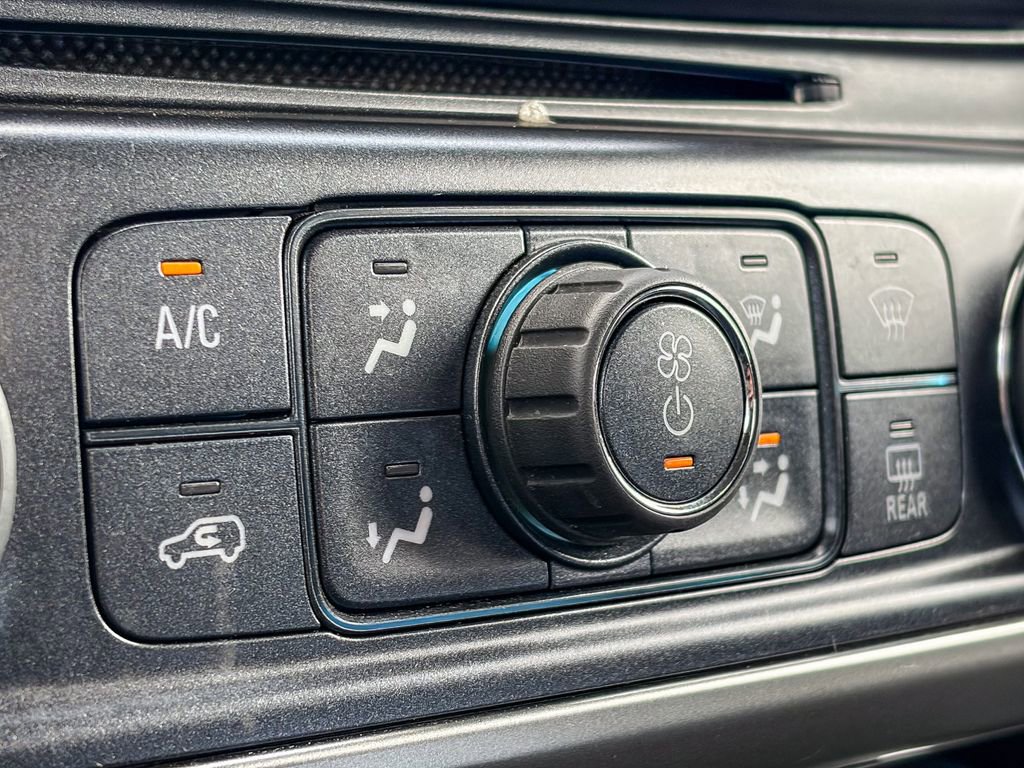 Used 2018 Chevrolet Silverado 1500 LT w/ All Star Edition AWD/4WD image 30