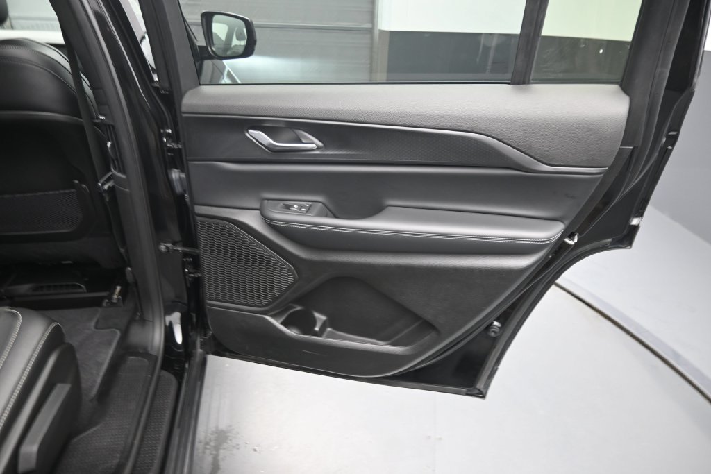 Used 2025 Jeep Grand Cherokee L Altitude AWD/4WD image 20