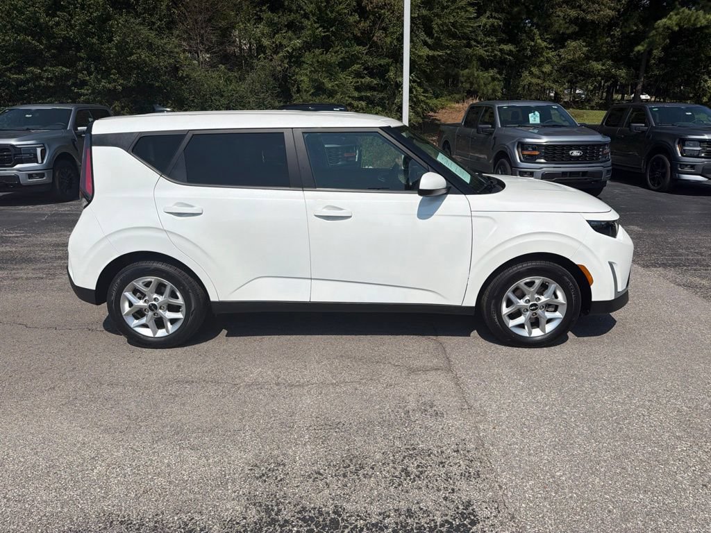 Used 2024 Kia Soul LX w/ Option Group 015 FWD image 2