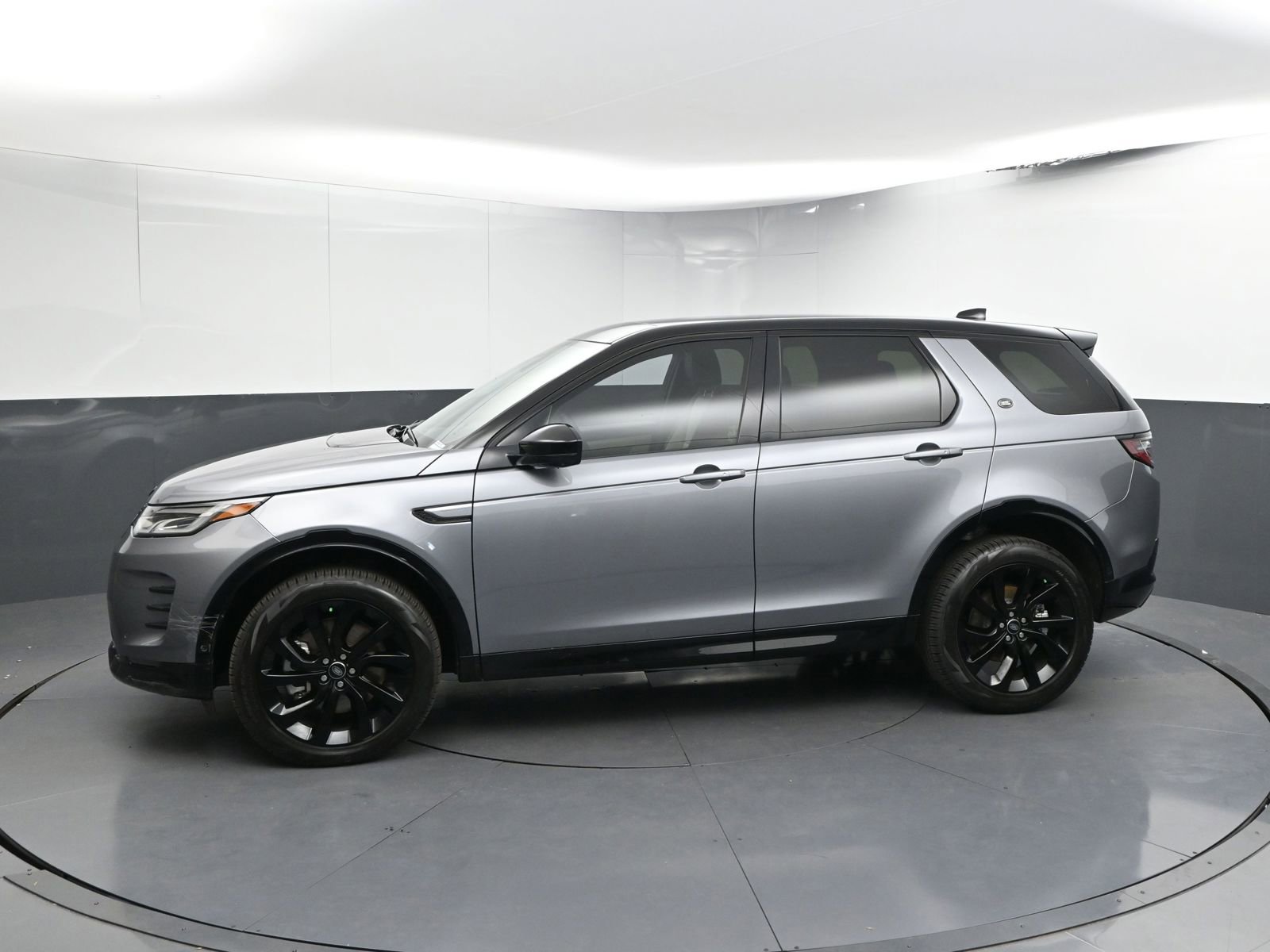 New 2024 Land Rover Discovery Sport Dynamic SE image 2