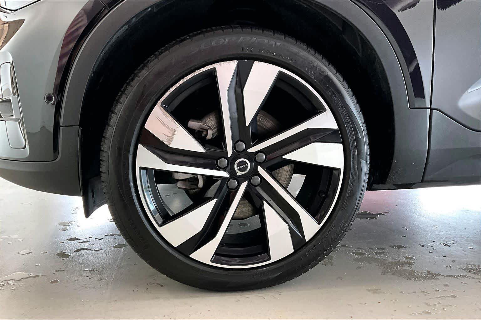 Used 2025 Volvo XC40 B5 Plus AWD/4WD image 7