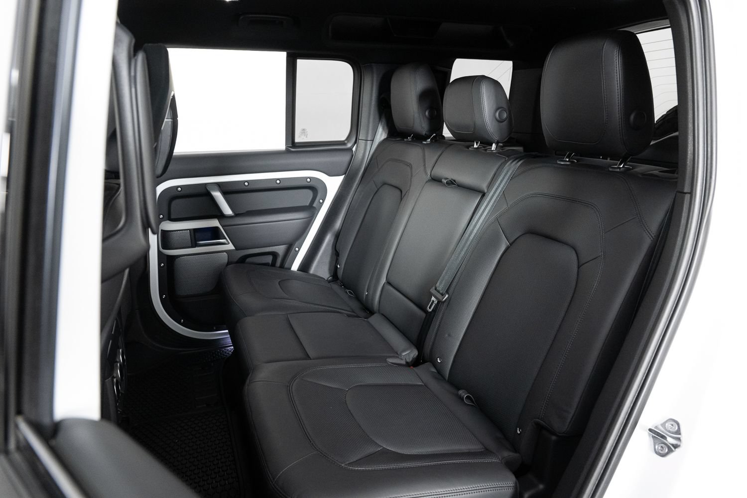 Used 2024 Land Rover Defender 110 SE AWD/4WD image 16