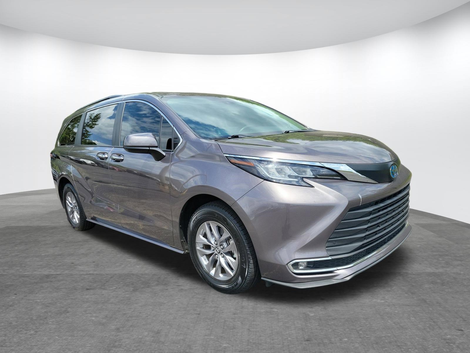 Used 2022 Toyota Sienna XLE w/ XLE Plus Package FWD image 21