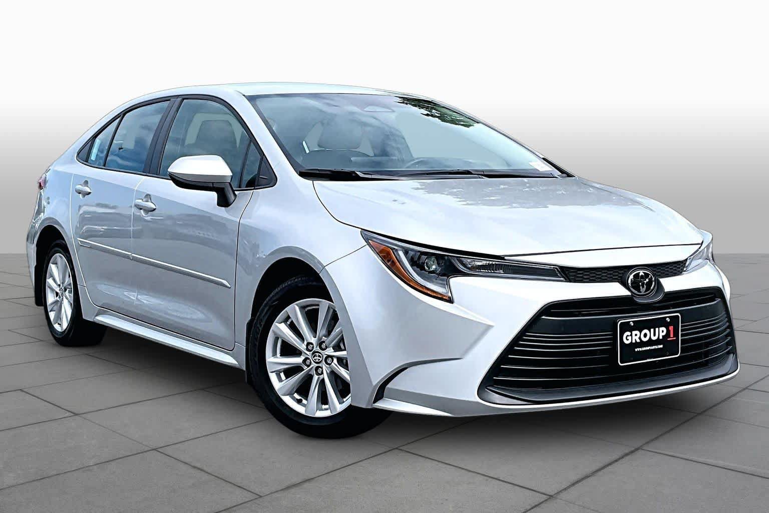 Used 2025 Toyota Corolla LE w/ LE Premium Package FWD image 3