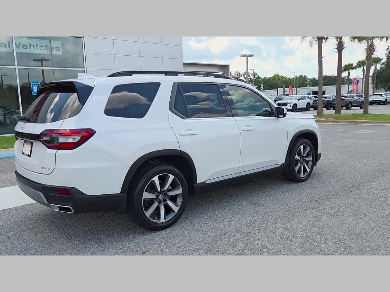 Used 2025 Honda Pilot Elite image 33