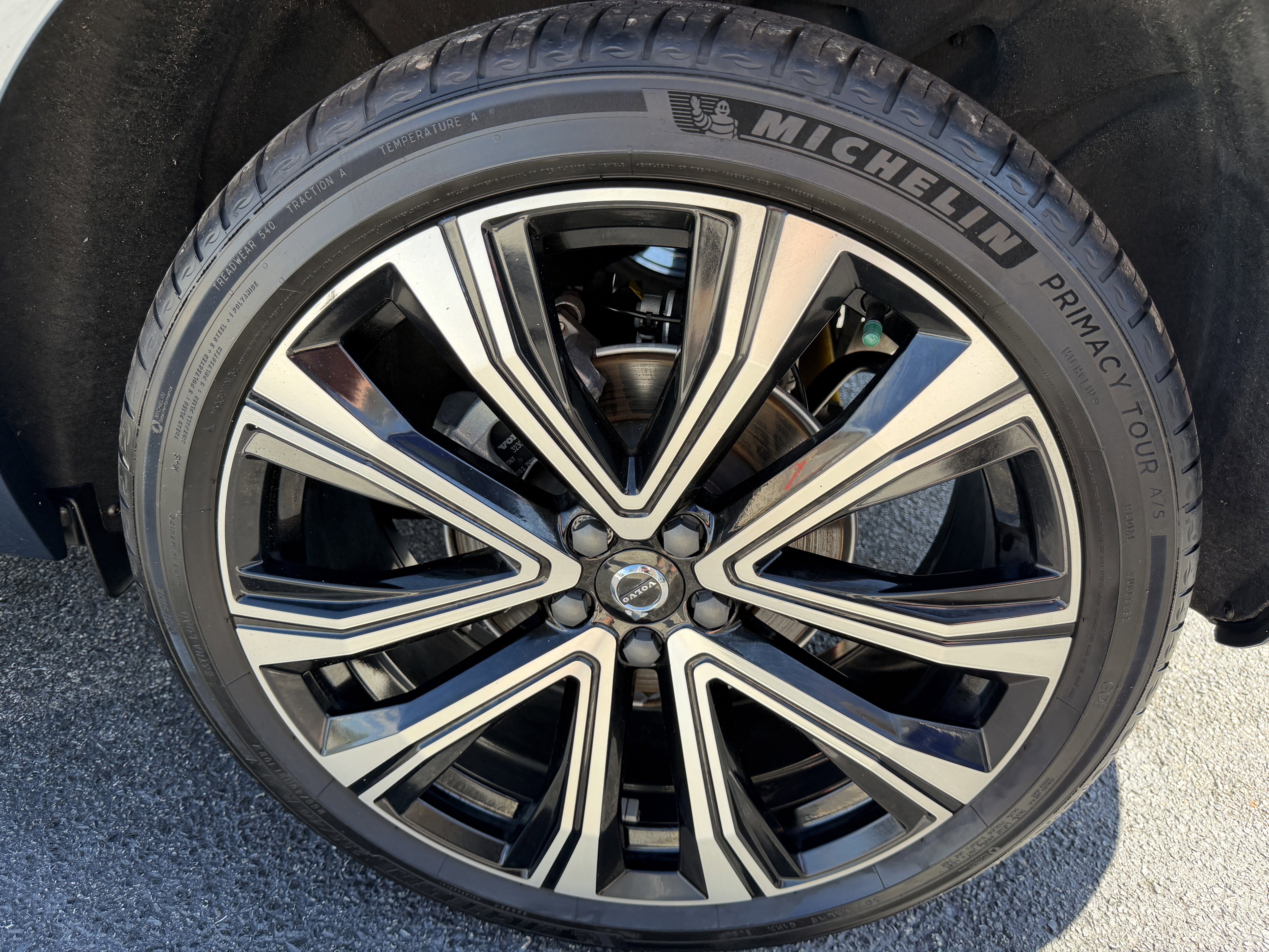 Certified 2023 Volvo XC60 B5 Ultimate w/ Protection Package Premier image 32