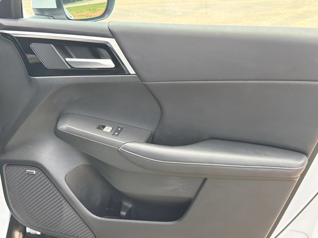 Used 2025 Mitsubishi Outlander SE FWD image 14