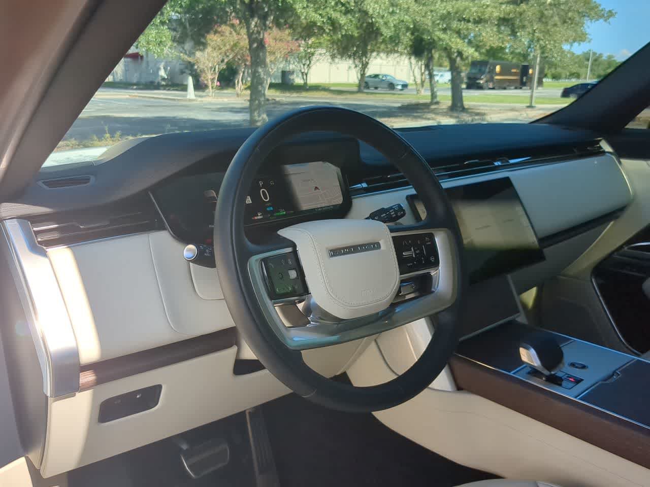 Certified 2025 Land Rover Range Rover SE AWD/4WD image 10