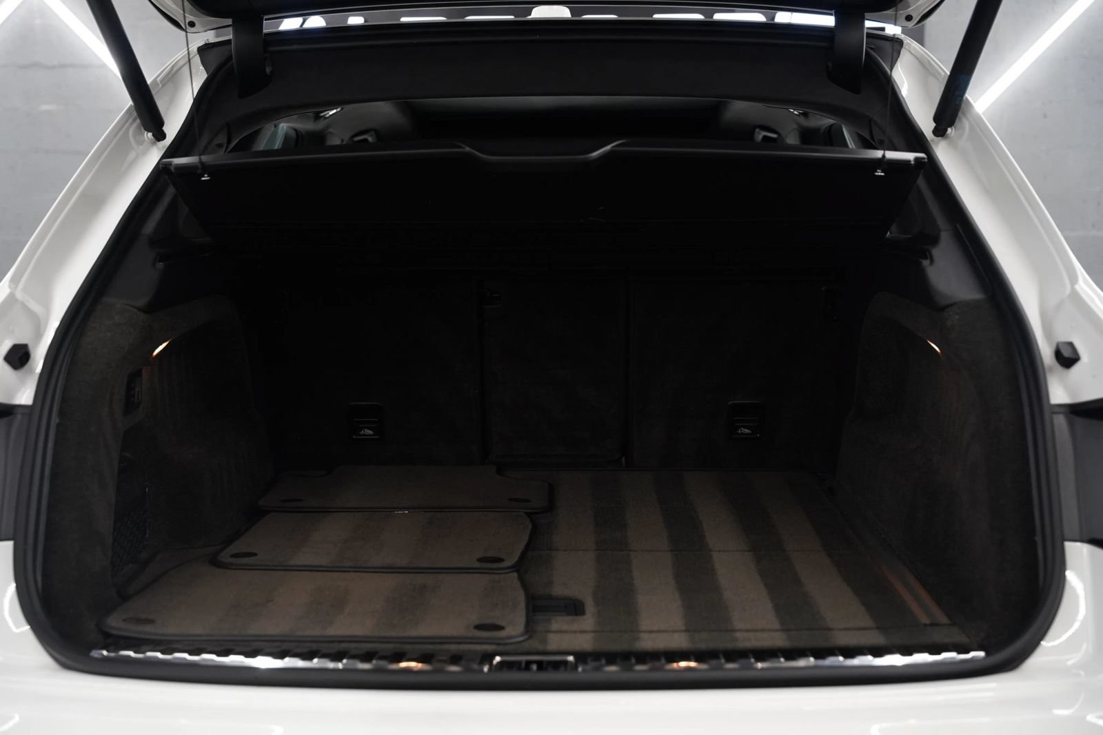 Used 2018 Bentley Bentayga Onyx Edition AWD/4WD image 27